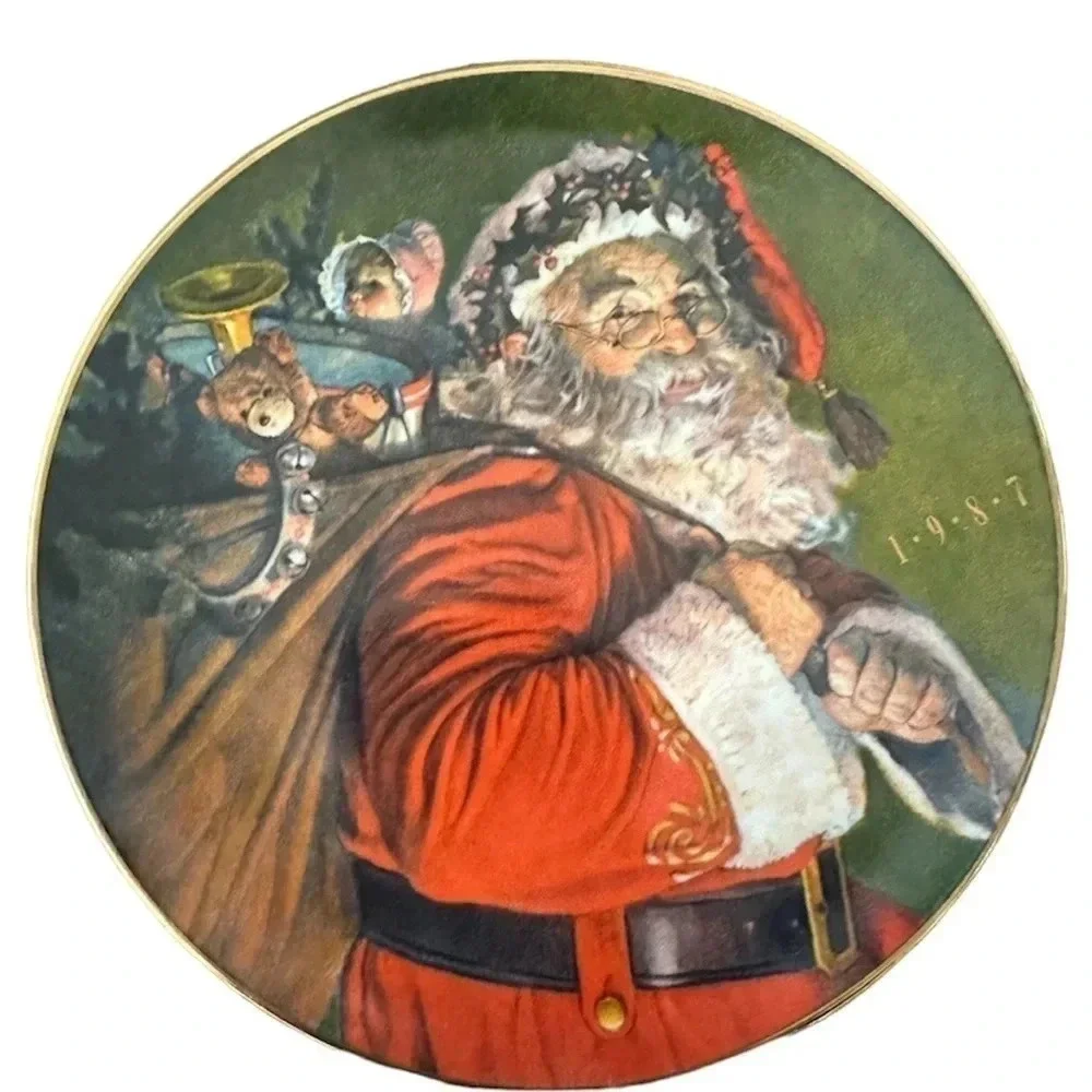 Avon The Magic That Santa Brings 1987 Gold Trimmed Vintage Decor Plate